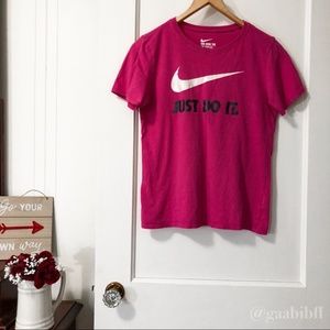 The Nike Tee Athletic Cut Pink M